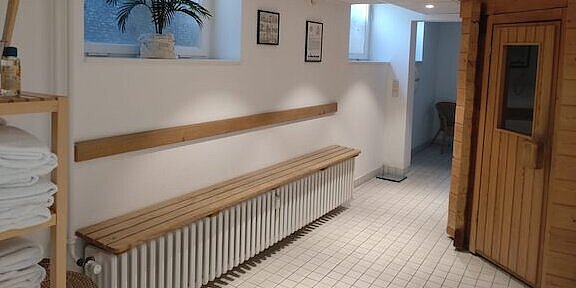Blick in den Vorraum der Sauna