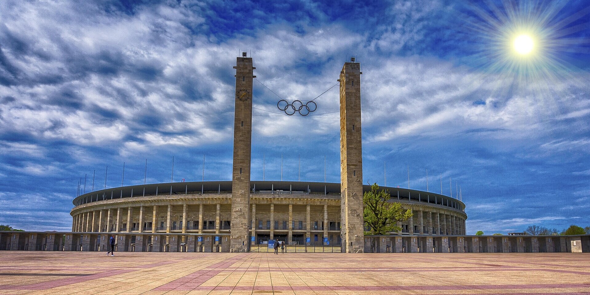 Das Olympiastadion in Berlin von außen, an einem sonnigen Tag.