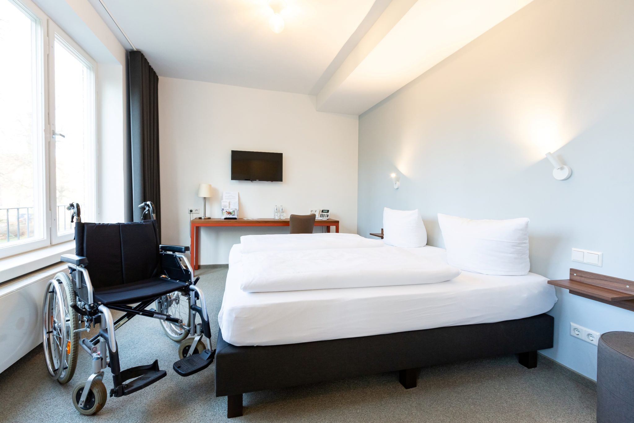 Hotelzimmer mit Platz für Rollstuhl