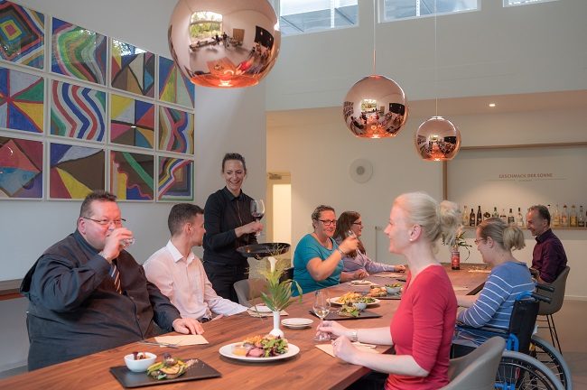 Inklusive Menschen beim gemeinsamen Essen