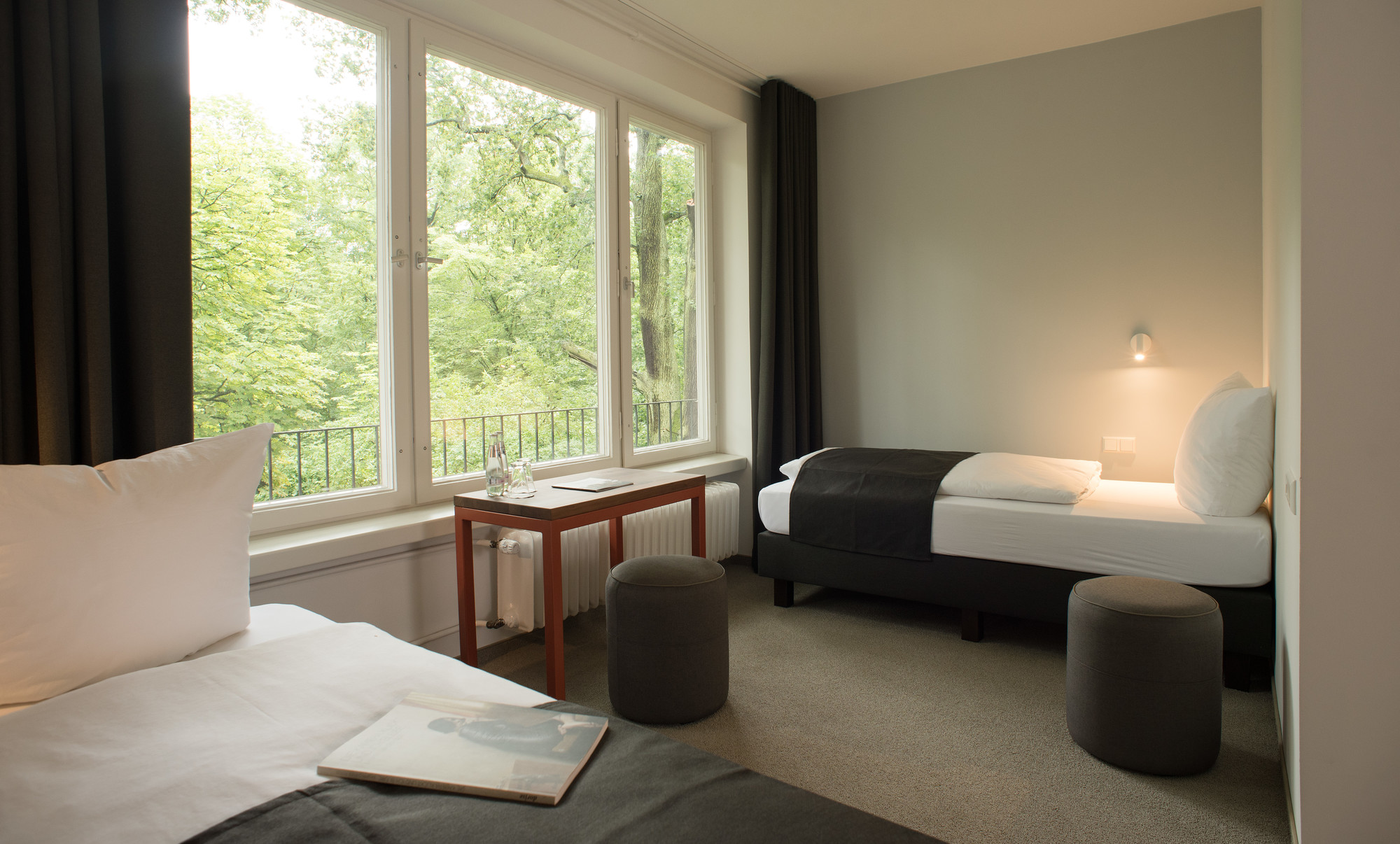 Gemütliches Zweibettzimmer mit Blick in die Natur.